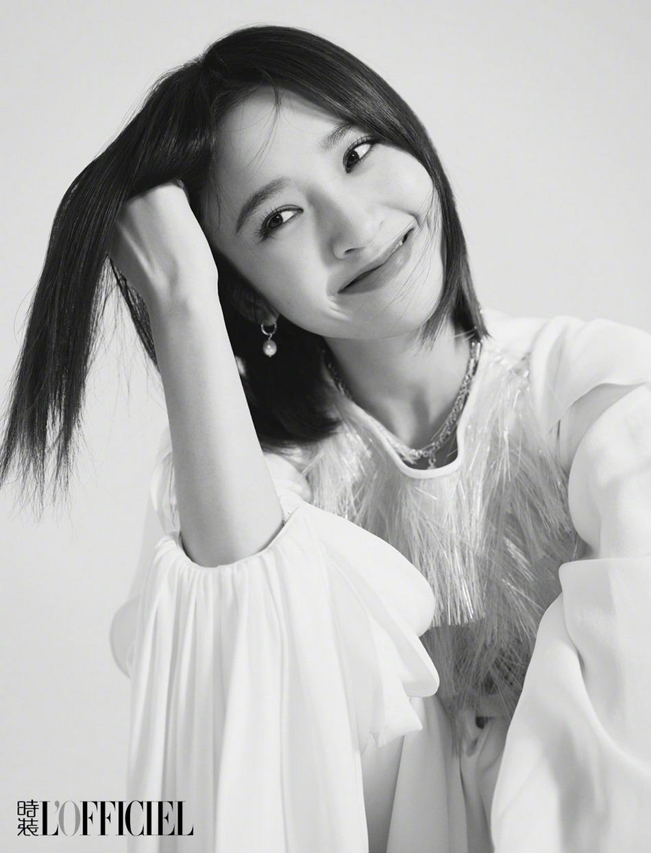 唐艺昕解锁多套造型尽显百变魅力