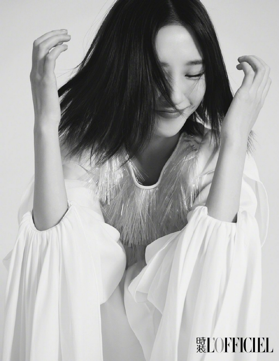 唐艺昕解锁多套造型尽显百变魅力