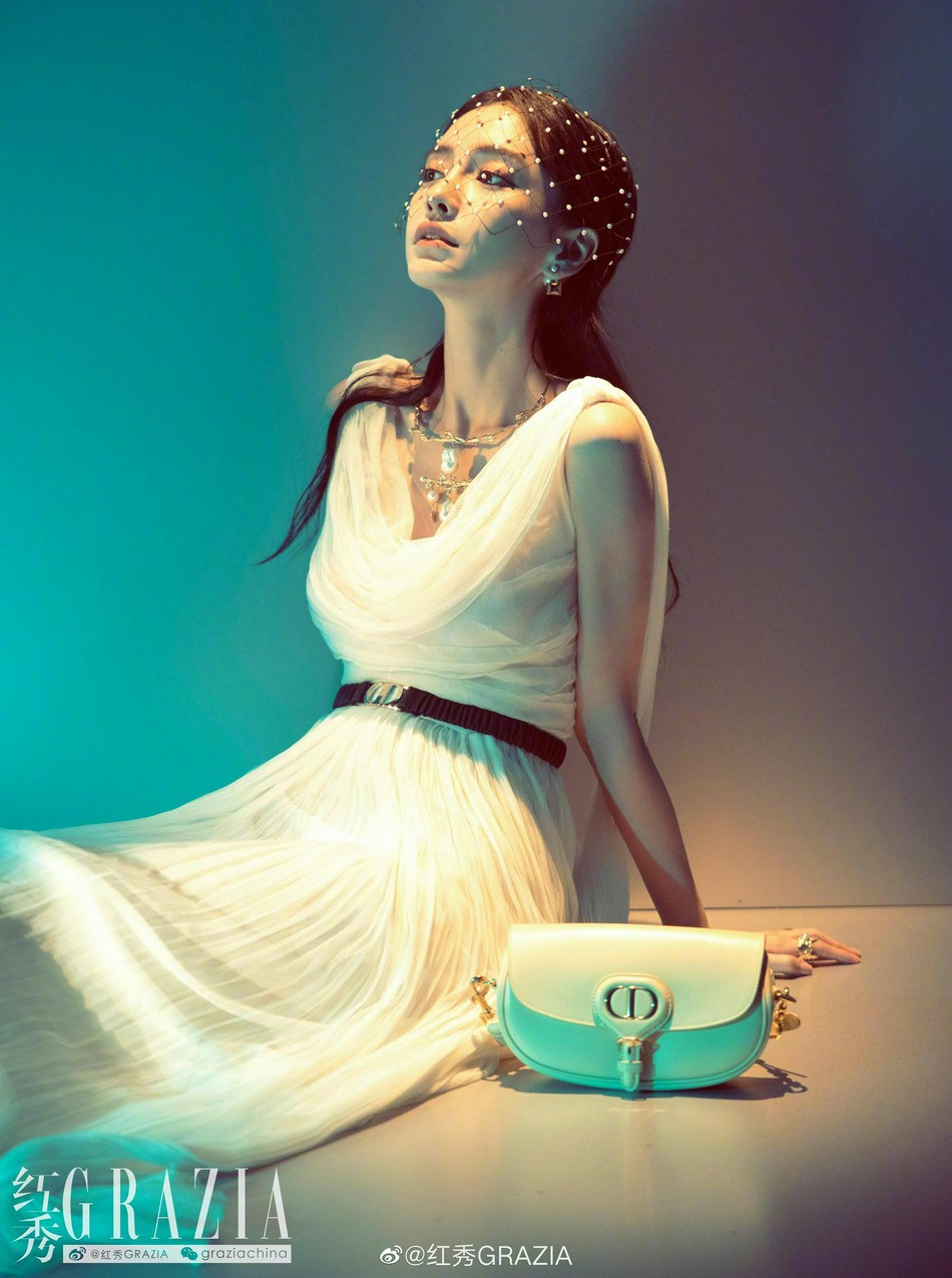 杨颖完美演绎冷暖色调杂志写真