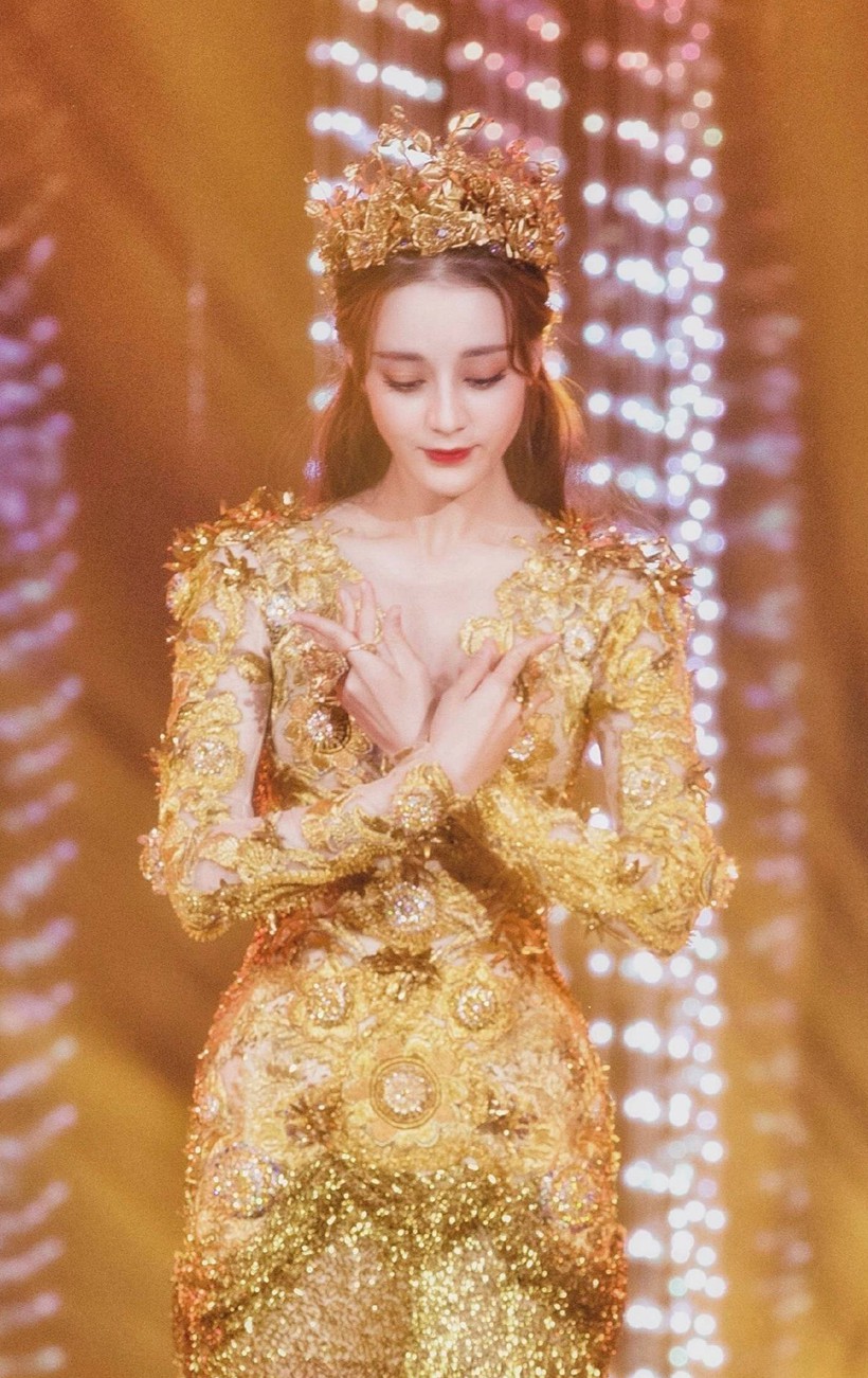 迪丽热巴2018年金鹰节旧照踏光而来如女神下凡