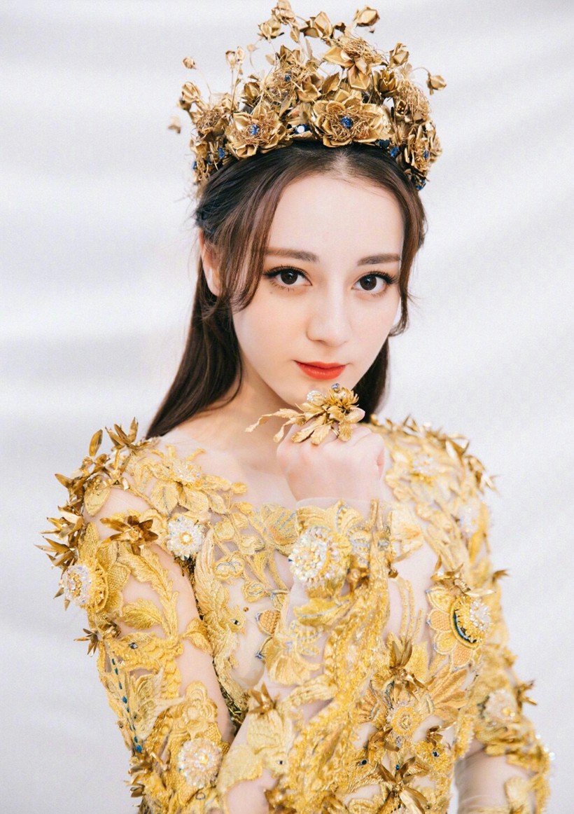 迪丽热巴2018年金鹰节旧照踏光而来如女神下凡