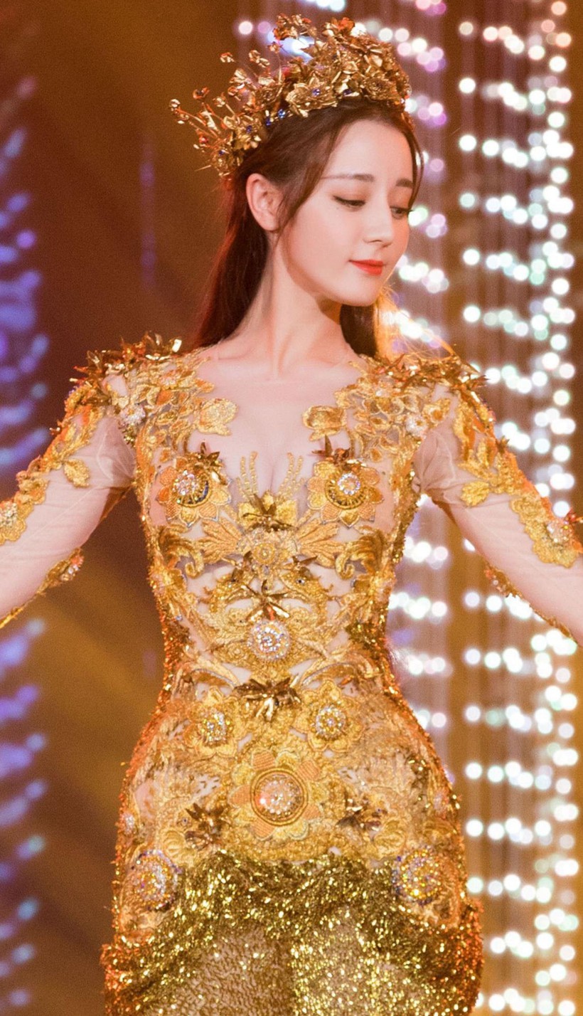 迪丽热巴2018年金鹰节旧照踏光而来如女神下凡