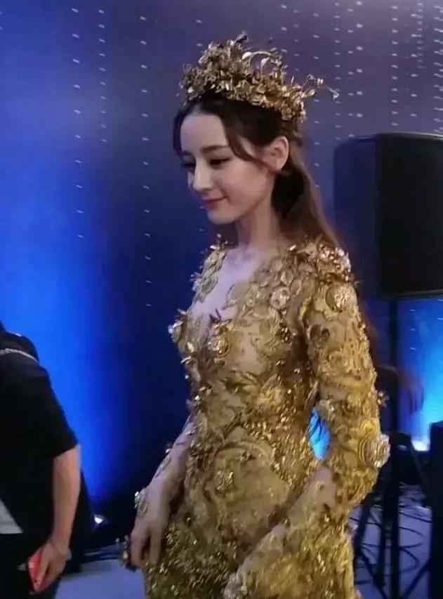 迪丽热巴2018年金鹰节旧照踏光而来如女神下凡