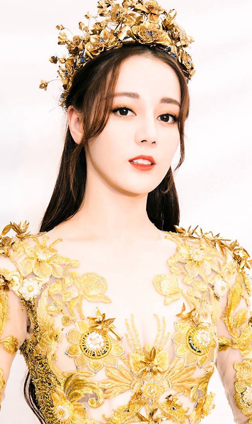 迪丽热巴2018年金鹰节旧照踏光而来如女神下凡