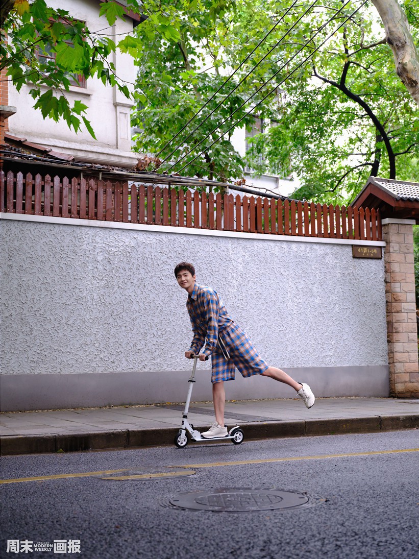杨洋周末画报重返少年时代街头童趣大片