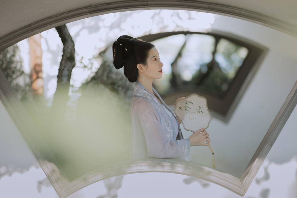 江南女子精致侧颜唯美古风摄影