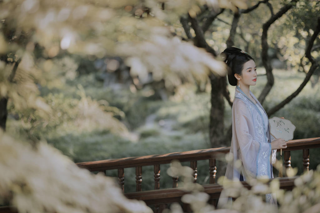 江南女子精致侧颜唯美古风摄影