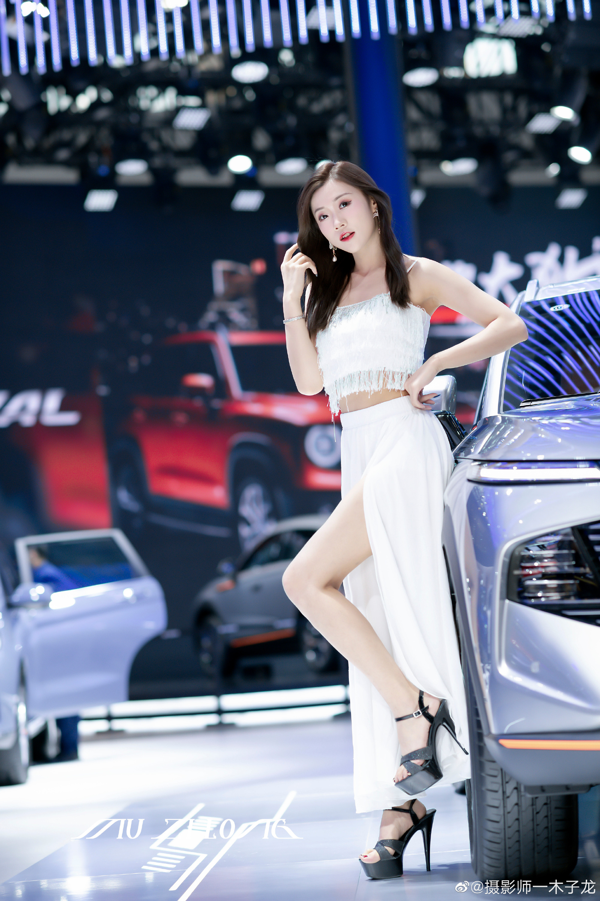 性感火辣美女车模细腰美腿套图