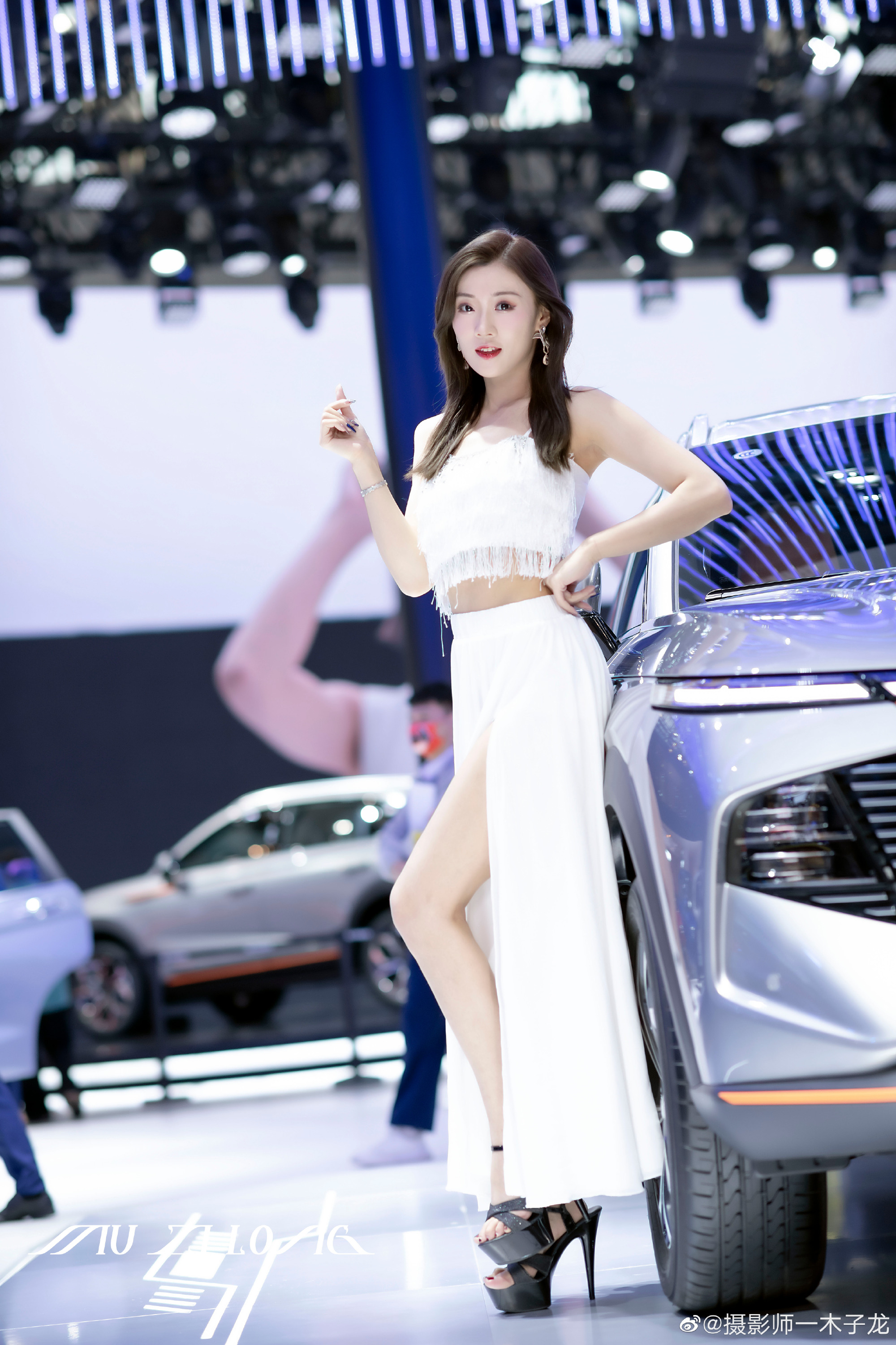 性感火辣美女车模细腰美腿套图