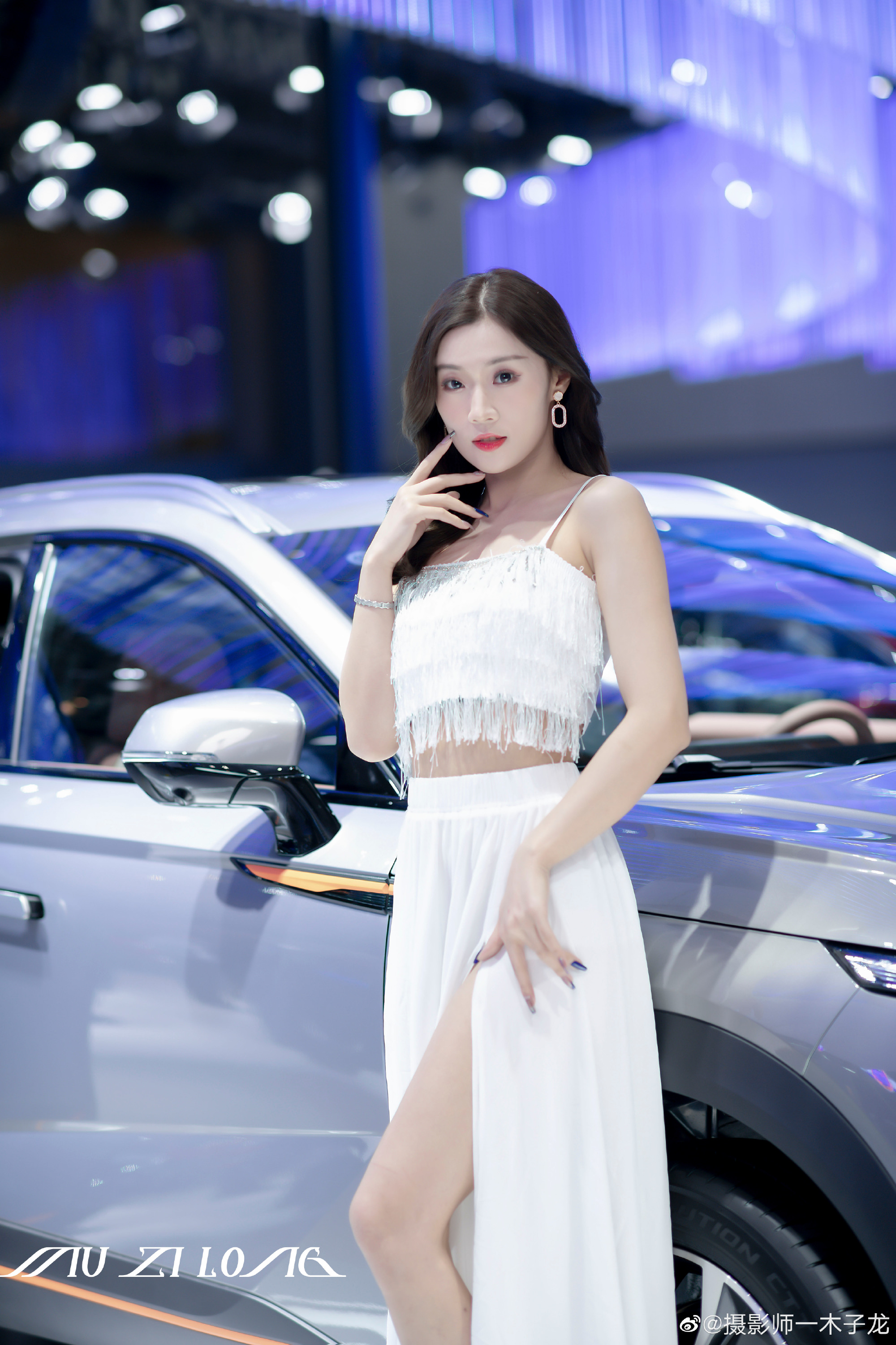 性感火辣美女车模细腰美腿套图