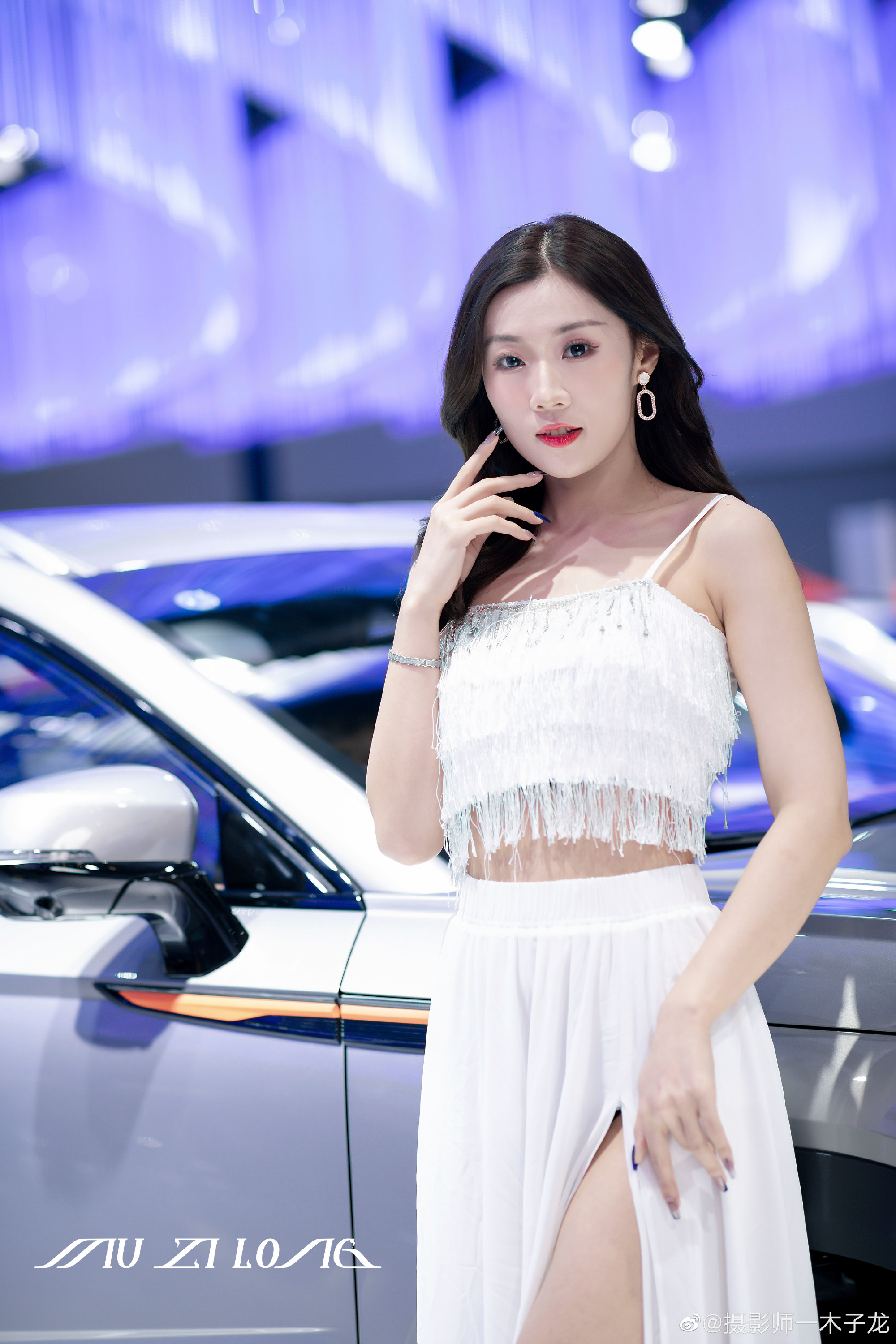 性感火辣美女车模细腰美腿套图