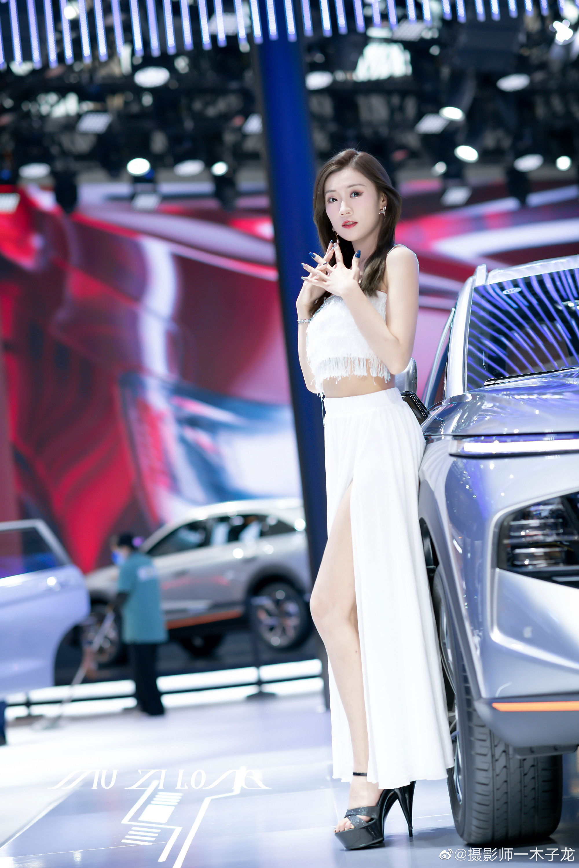 性感火辣美女车模细腰美腿套图