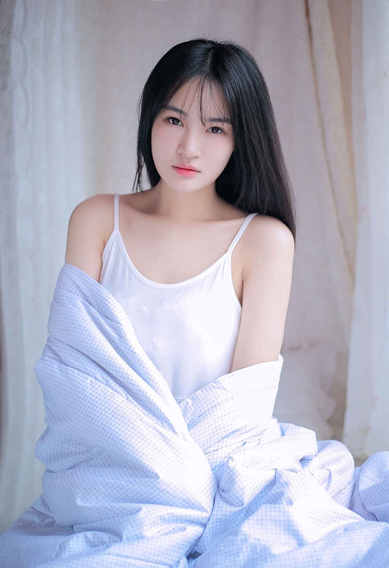 床上美女吊带香肩清纯动人写真