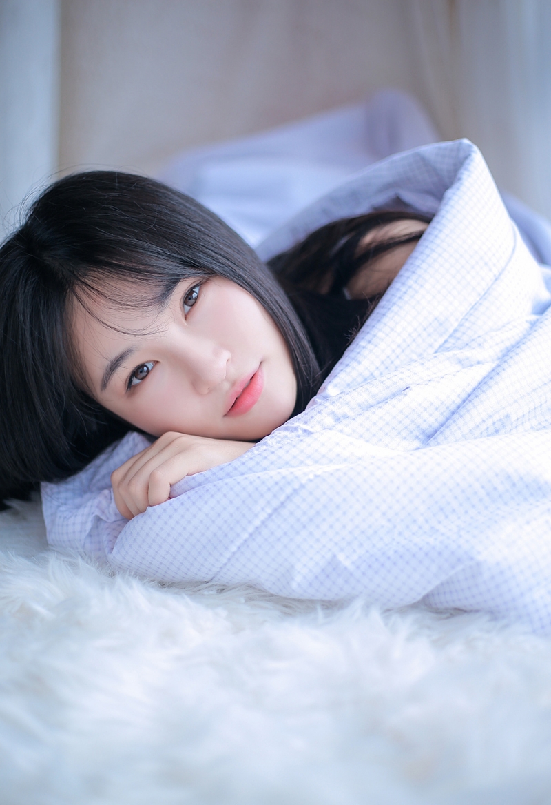 床上美女吊带香肩清纯动人写真