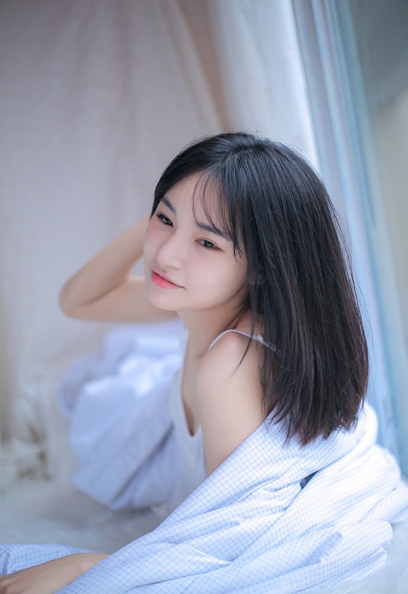 床上美女吊带香肩清纯动人写真