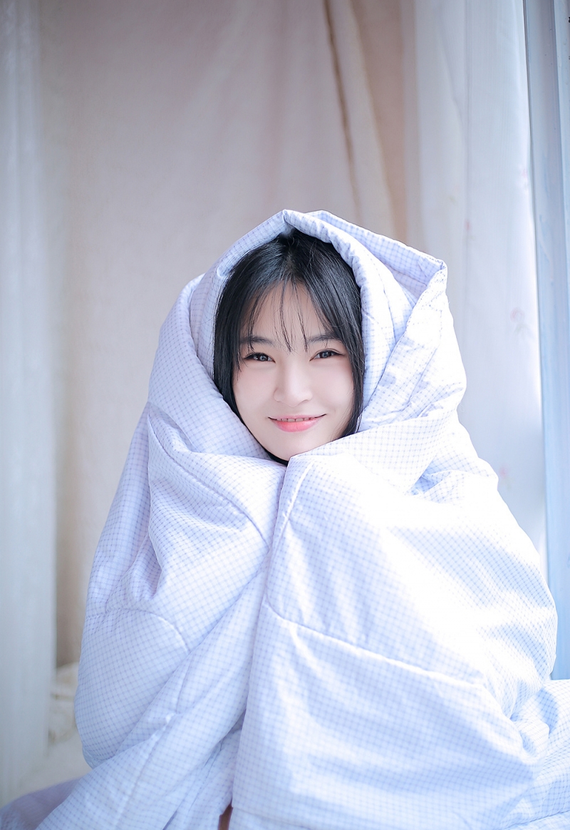 床上美女吊带香肩清纯动人写真