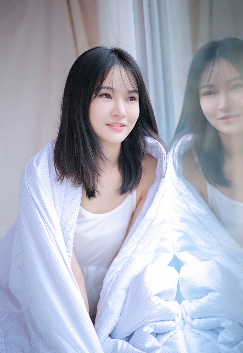 床上美女吊带香肩清纯动人写真