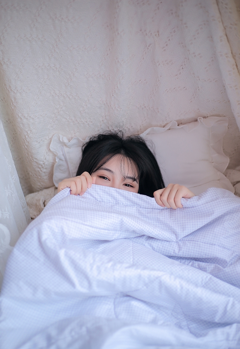 床上美女吊带香肩清纯动人写真