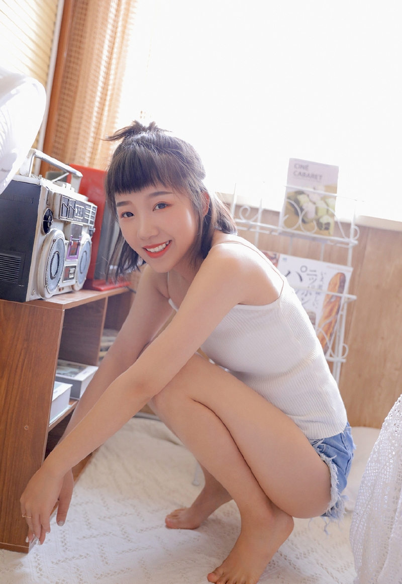 可爱萌妹吊带短裤娇小玲珑图片