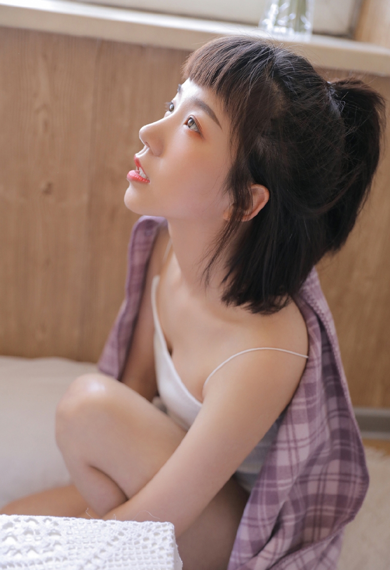 可爱萌妹吊带短裤娇小玲珑图片