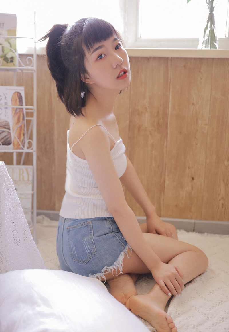 可爱萌妹吊带短裤娇小玲珑图片