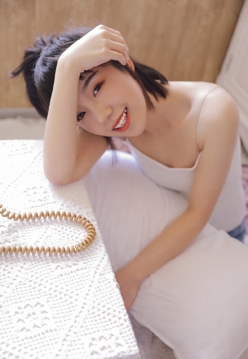 可爱萌妹吊带短裤娇小玲珑图片