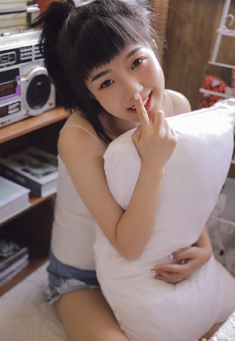 可爱萌妹吊带短裤娇小玲珑图片