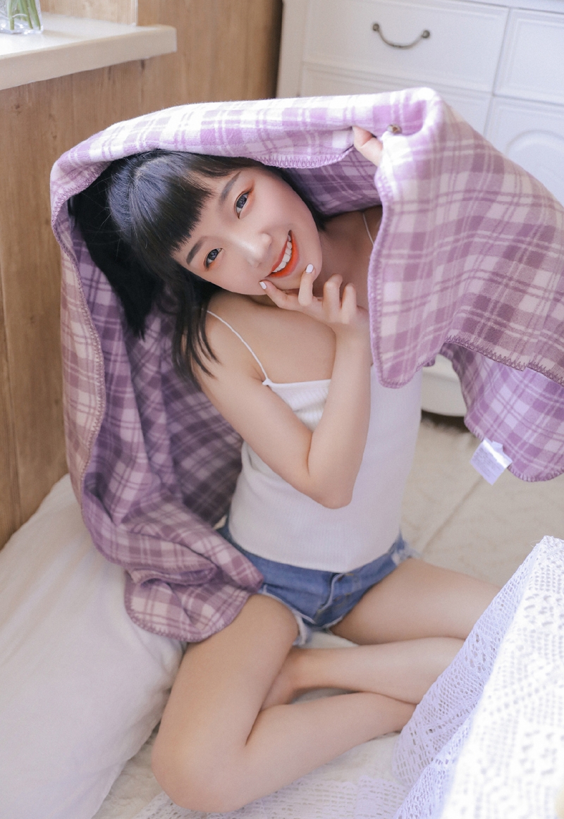 可爱萌妹吊带短裤娇小玲珑图片