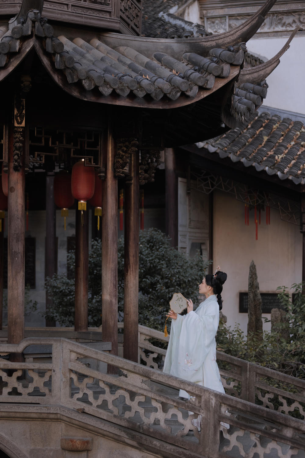 汉服美女白衣飘飘美若天仙图片