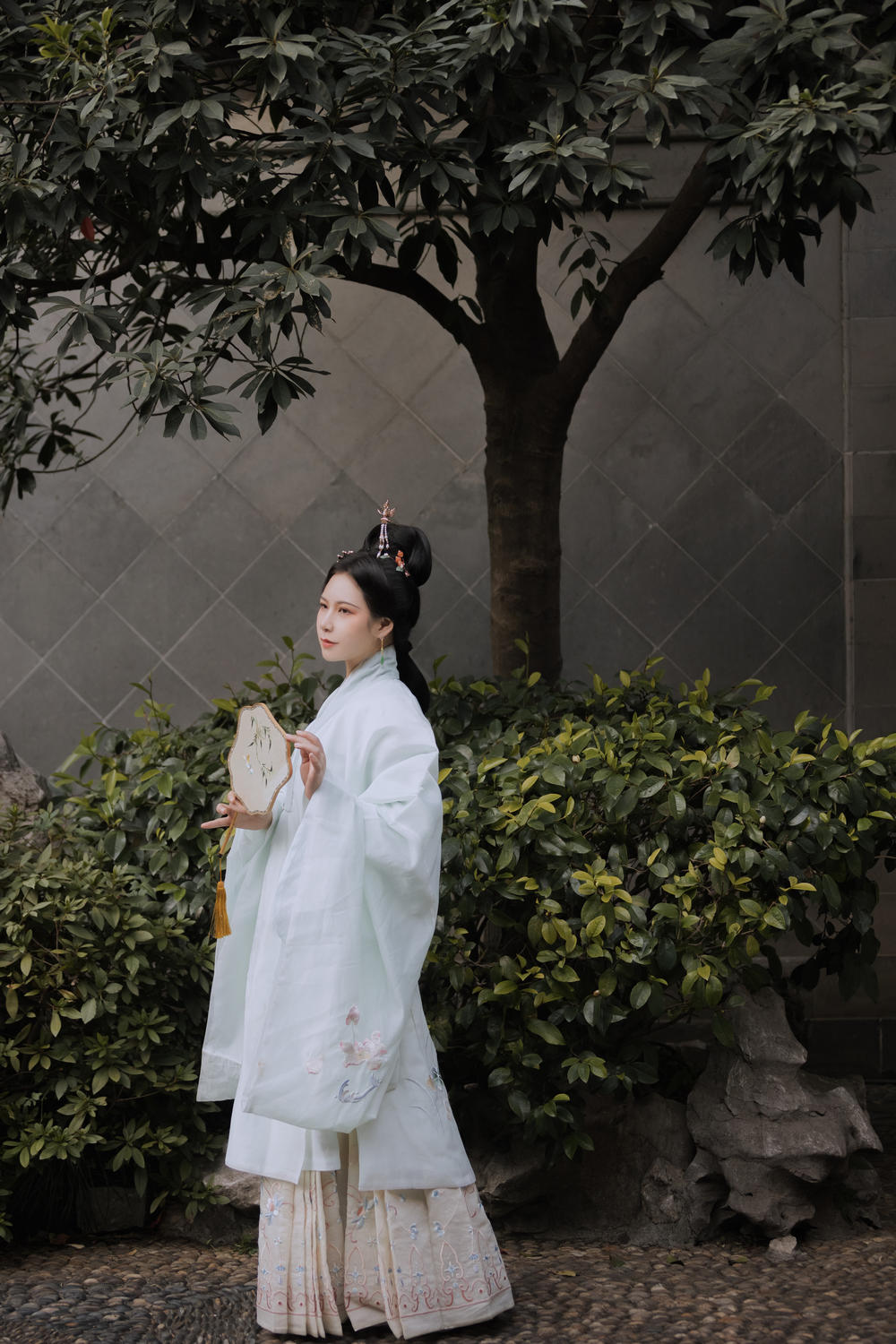 汉服美女白衣飘飘美若天仙图片