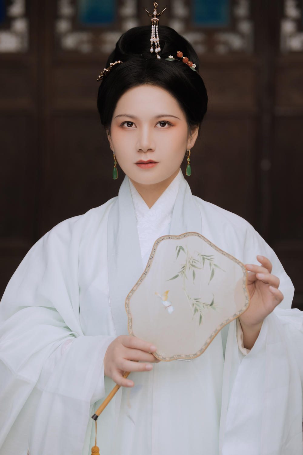 汉服美女白衣飘飘美若天仙图片