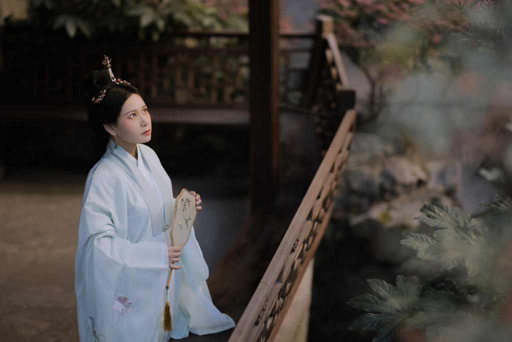 汉服美女白衣飘飘美若天仙图片