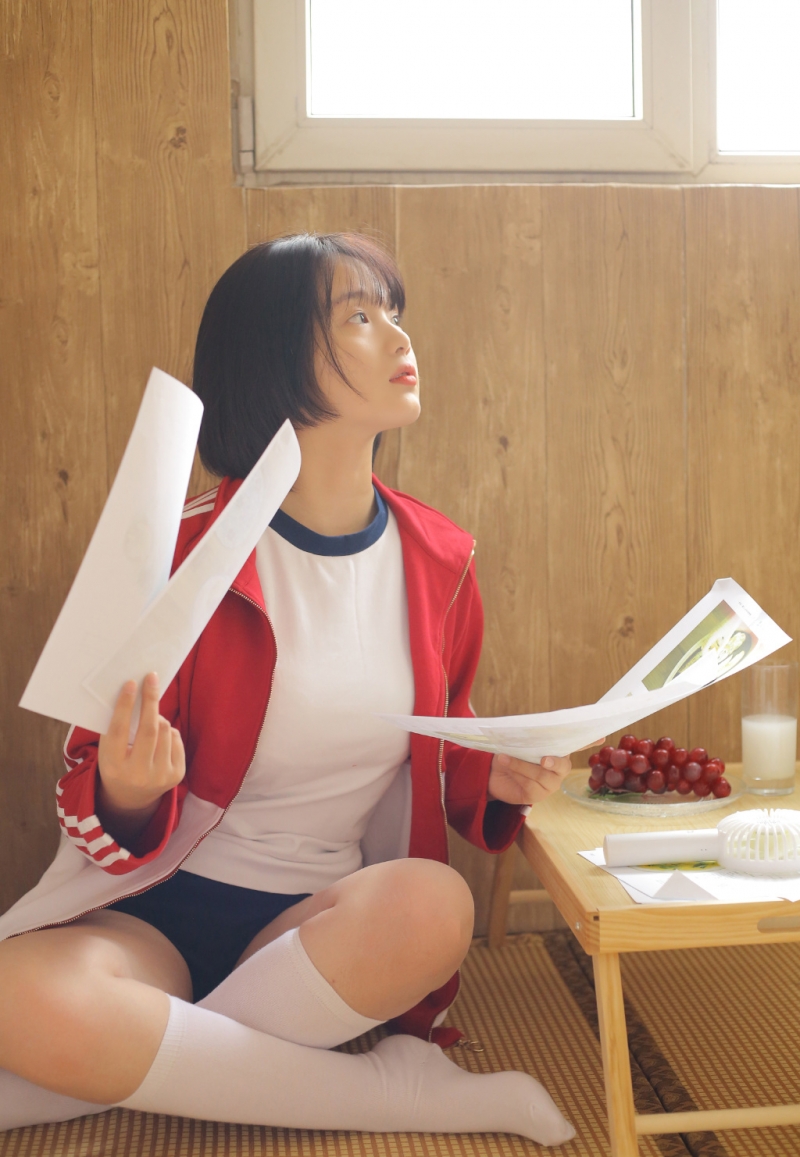 运动服美女学生妹白丝美腿写真
