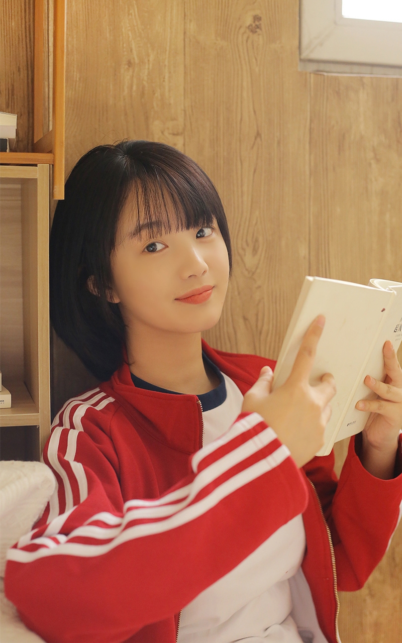 运动服美女学生妹白丝美腿写真