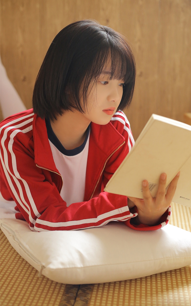 运动服美女学生妹白丝美腿写真