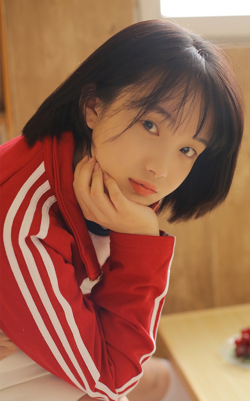 运动服美女学生妹白丝美腿写真