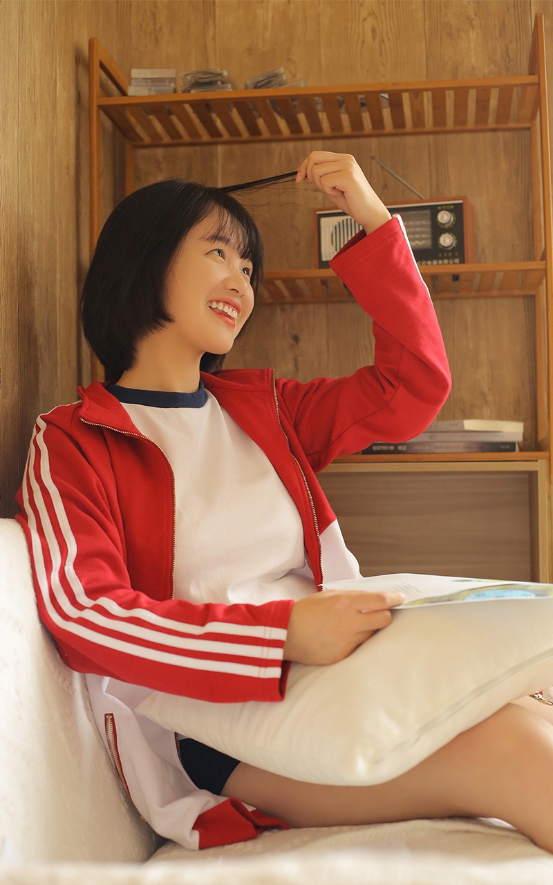 运动服美女学生妹白丝美腿写真