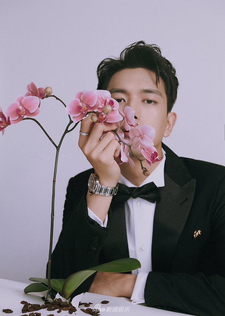 李现黑白造型尽显绅士魅力写真