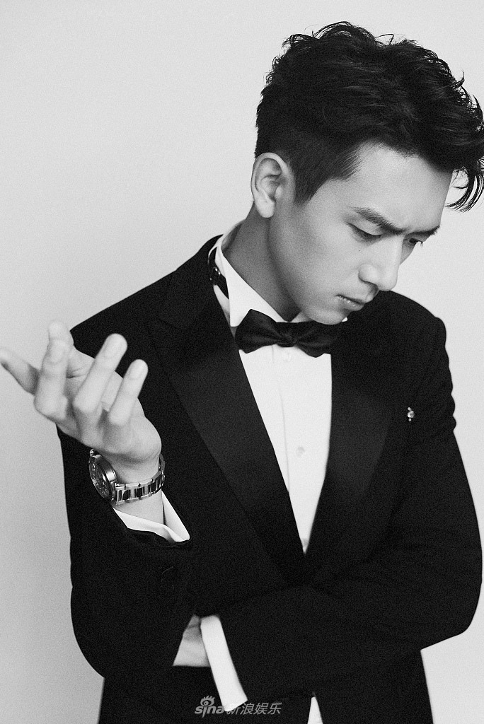 李现黑白造型尽显绅士魅力写真