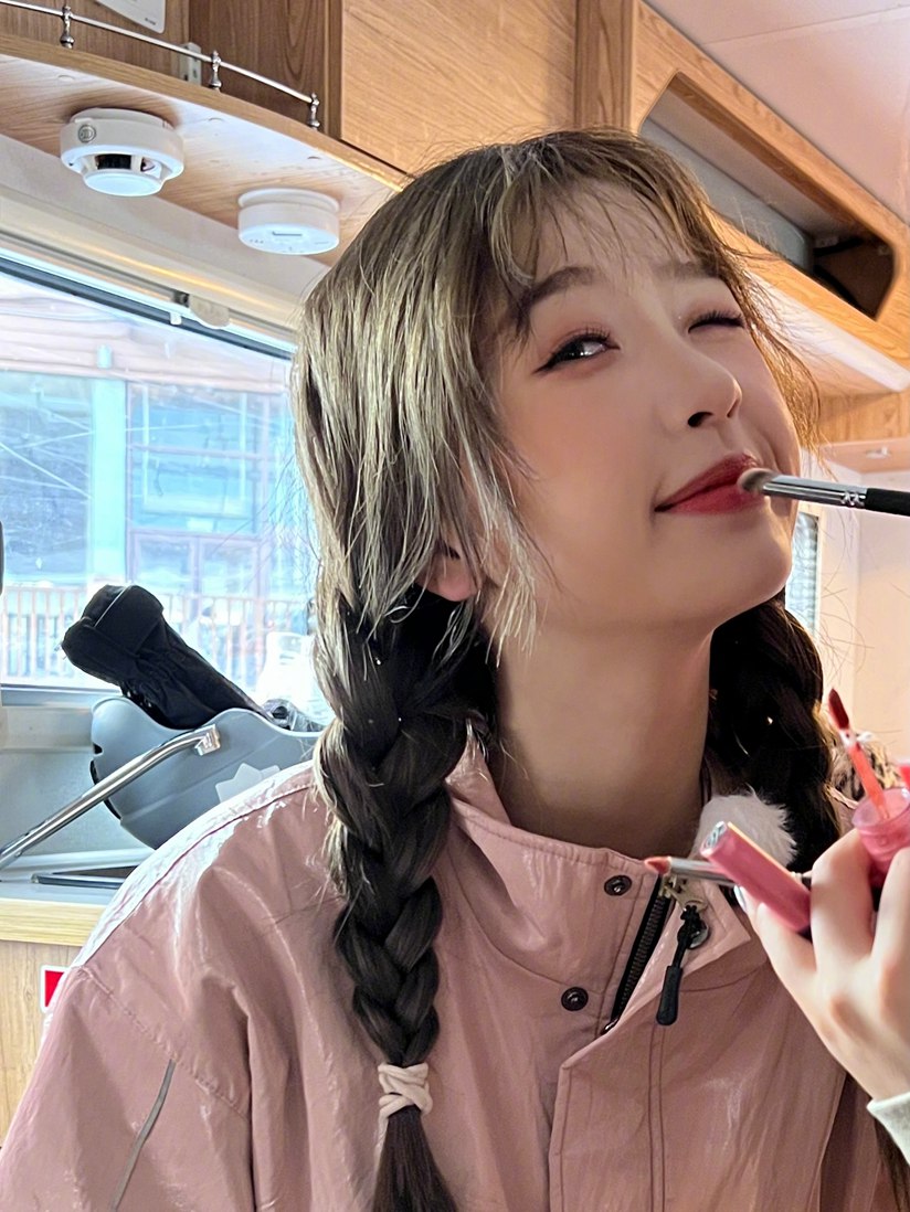 虞书欣滑雪场随拍嘟嘴比耶元气可爱图片