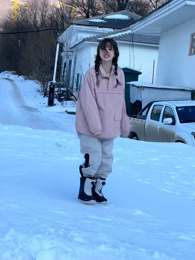 虞书欣滑雪场随拍嘟嘴比耶元气可爱图片