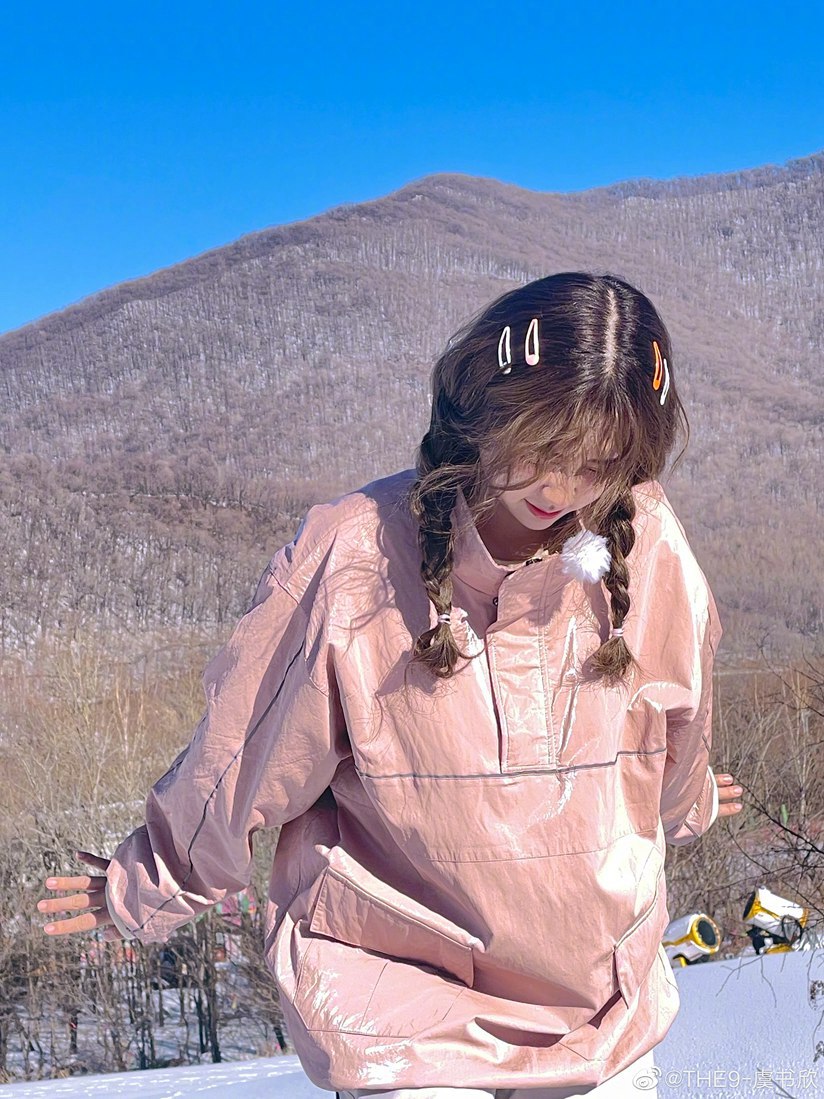 虞书欣滑雪场随拍嘟嘴比耶元气可爱图片