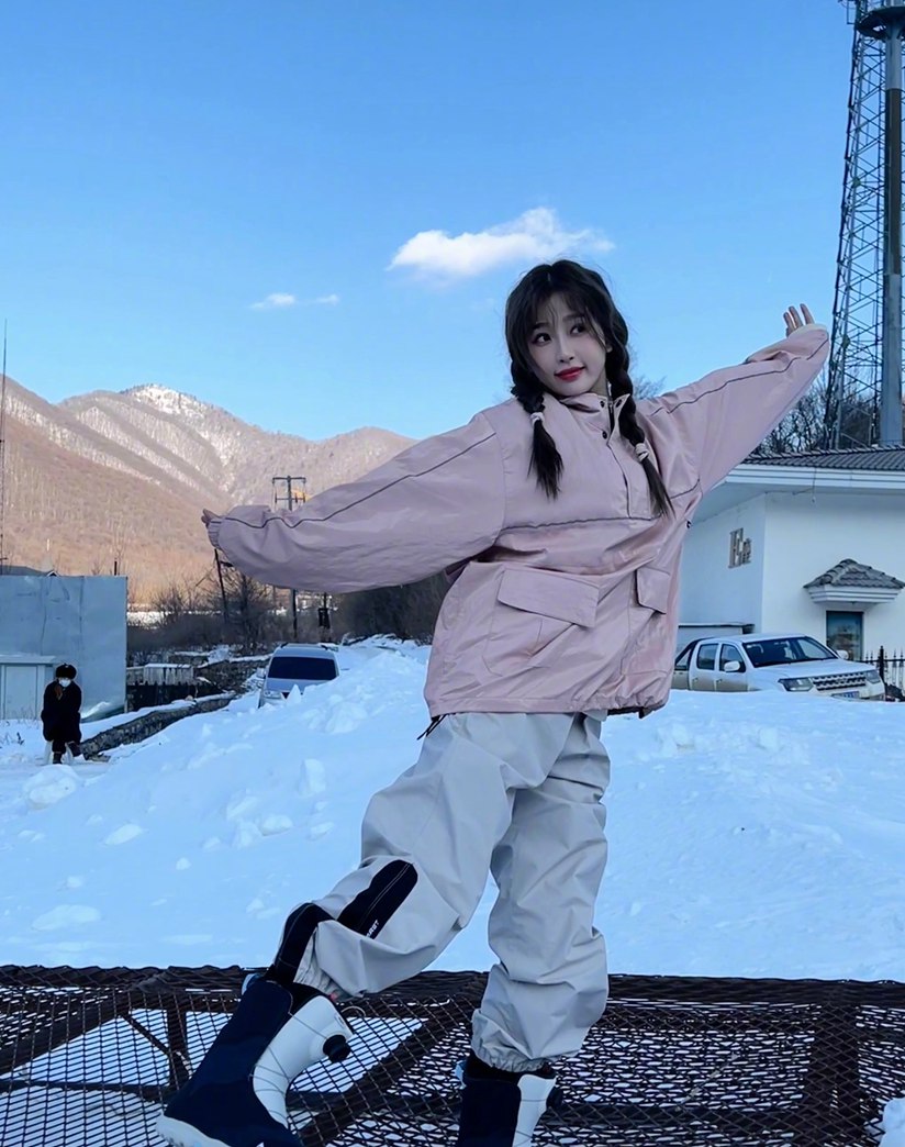 虞书欣滑雪场随拍嘟嘴比耶元气可爱图片