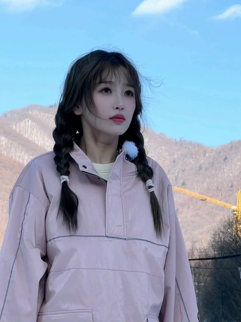 虞书欣滑雪场随拍嘟嘴比耶元气可爱图片