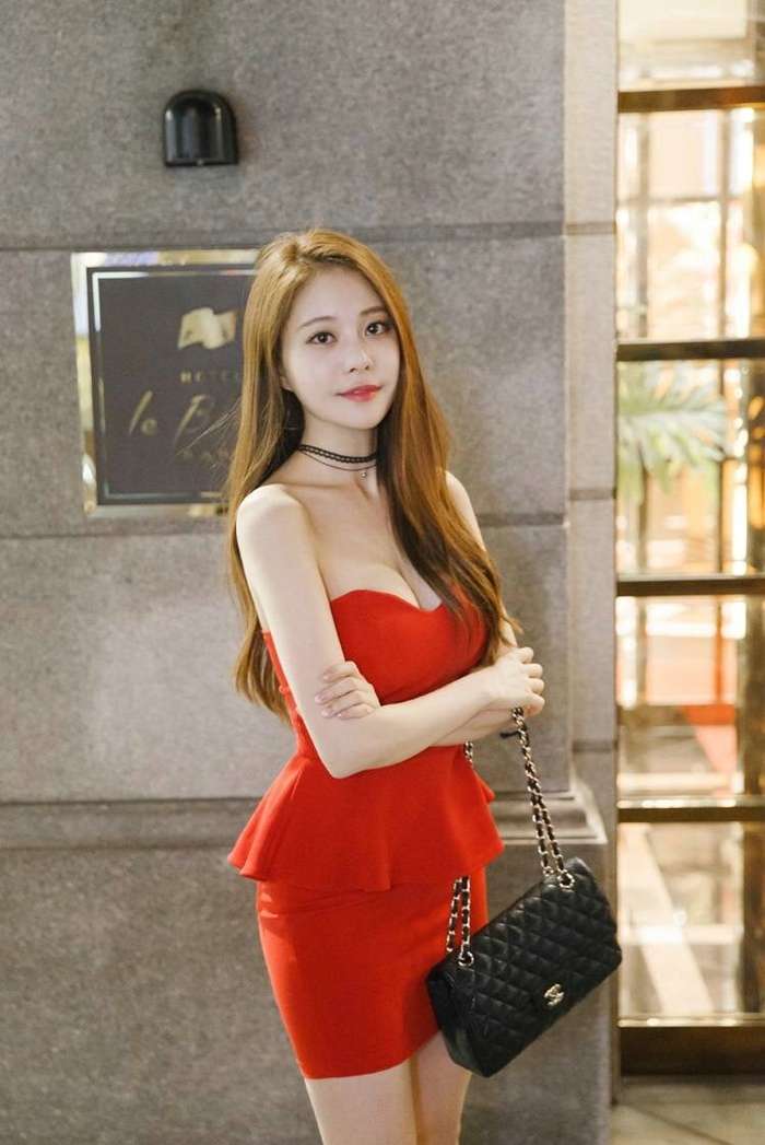 金发女郎波涛胸涌销魂美女图库