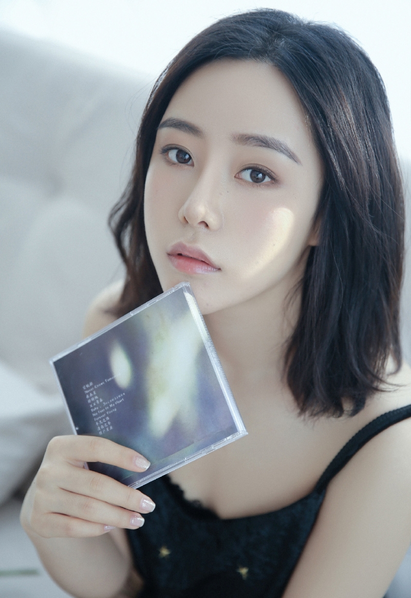 气质美女吊带香肩室内个人写真