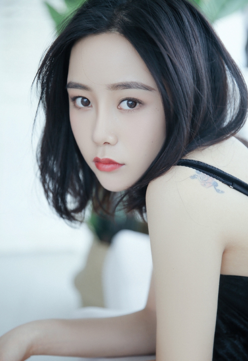 气质美女吊带香肩室内个人写真