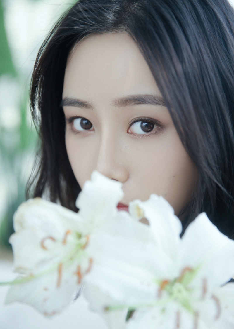 气质美女吊带香肩室内个人写真