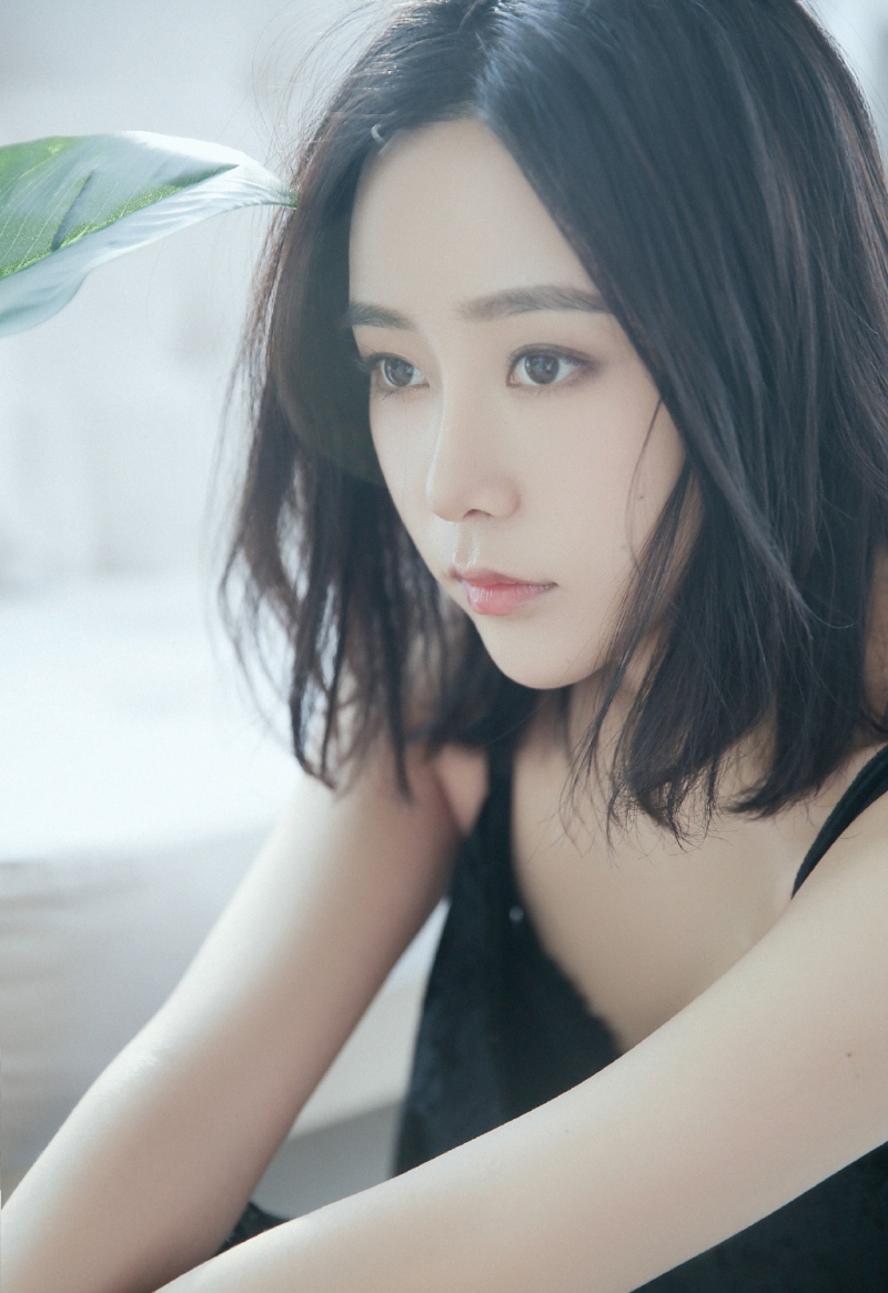 气质美女吊带香肩室内个人写真