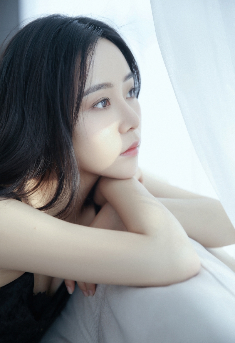 气质美女吊带香肩室内个人写真